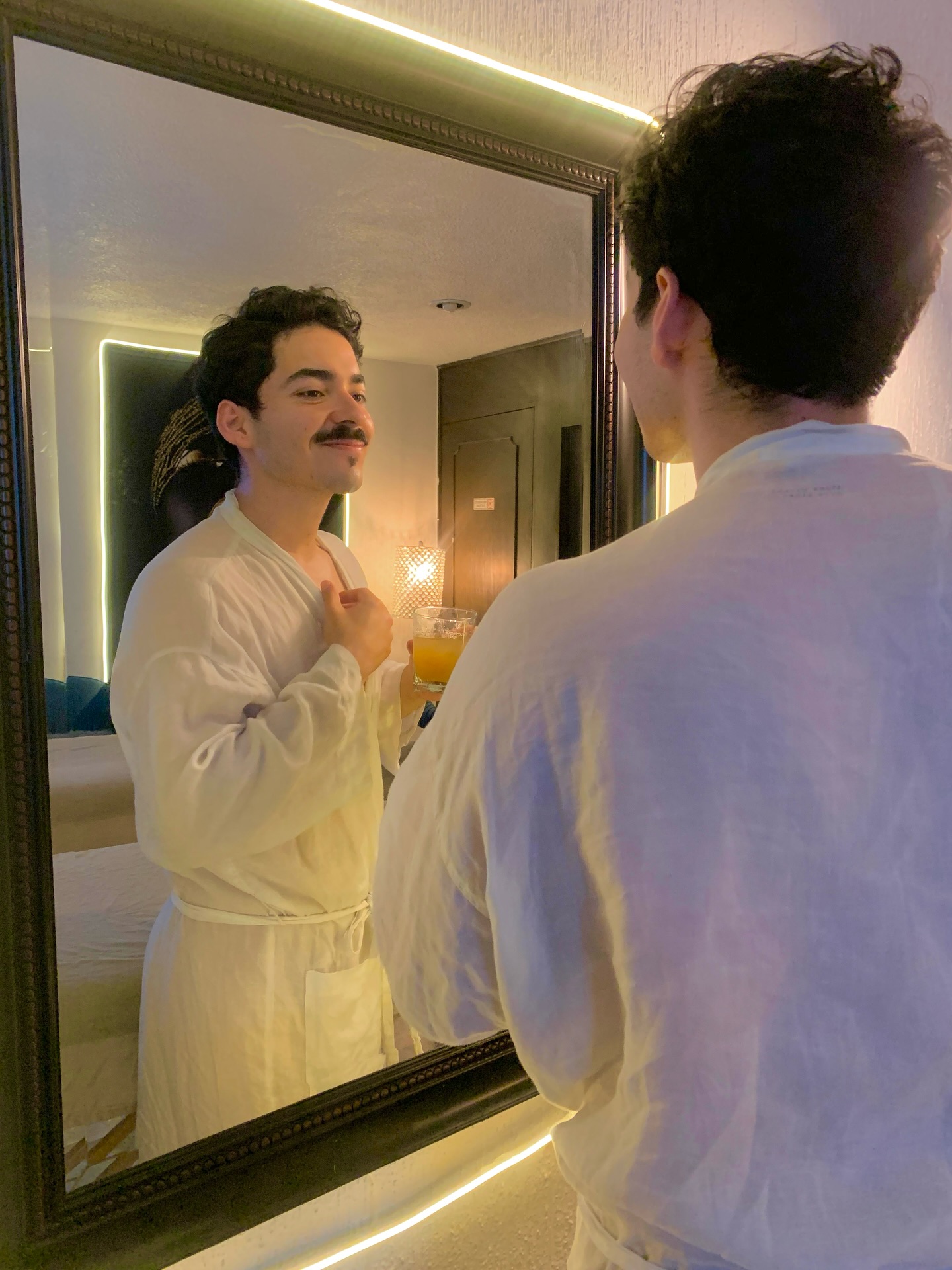 Cliente frente al espejo disfrutando del spa